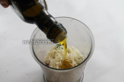 Салат из рукколы с соусом песто