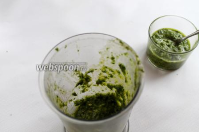 Салат из рукколы с соусом песто
