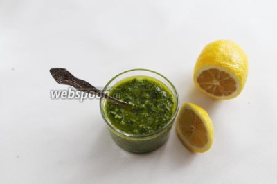 Салат из рукколы с соусом песто